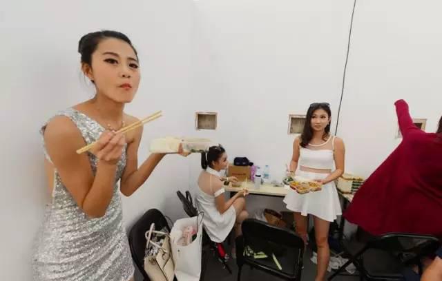 揭秘车模台前幕后的私密生活：月入万元缺乏安全感