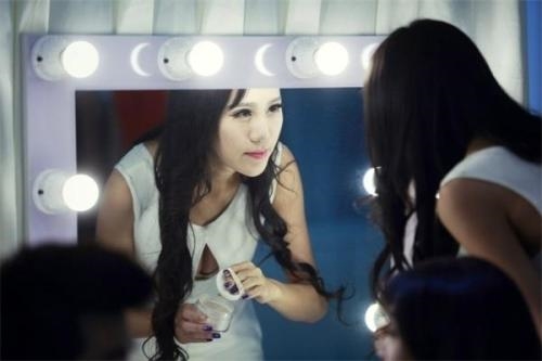 揭秘车模台前幕后的私密生活：月入万元缺乏安全感