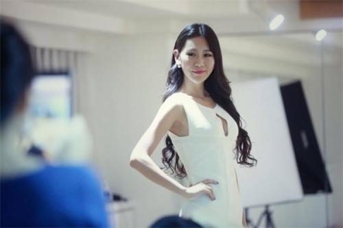 揭秘车模台前幕后的私密生活：月入万元缺乏安全感