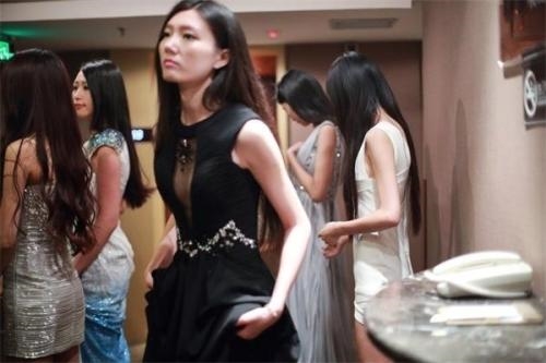 揭秘车模台前幕后的私密生活：月入万元缺乏安全感