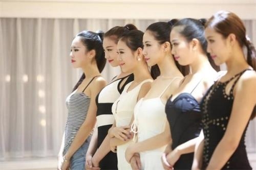 揭秘车模台前幕后的私密生活：月入万元缺乏安全感