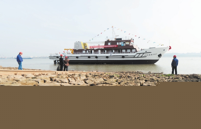 昨日，由辽宁渔港监督局订制的100吨级渔政船在长沙船舶厂顺利下水。长沙晚报记者石祯专 通讯员 胡富君 摄影报道
