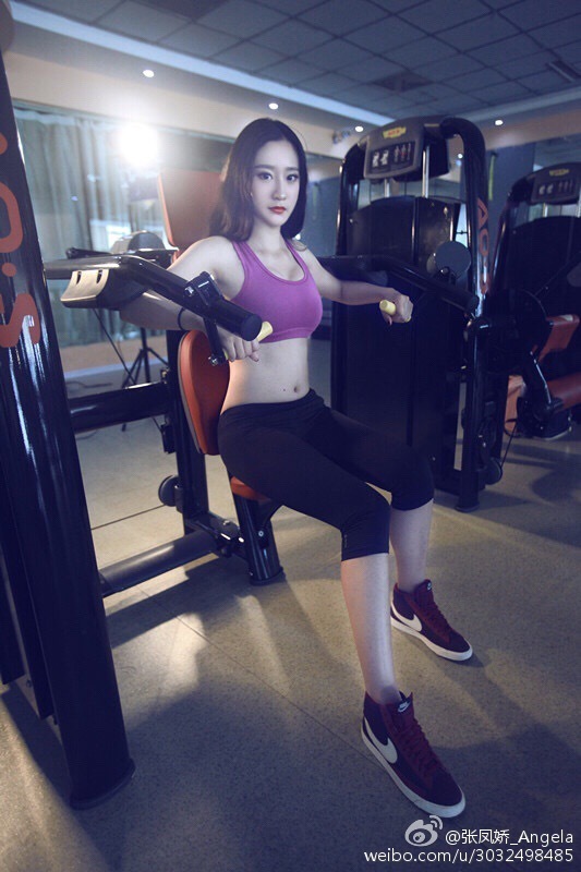 理工校花秀性感健身照 为马甲线大汗淋漓