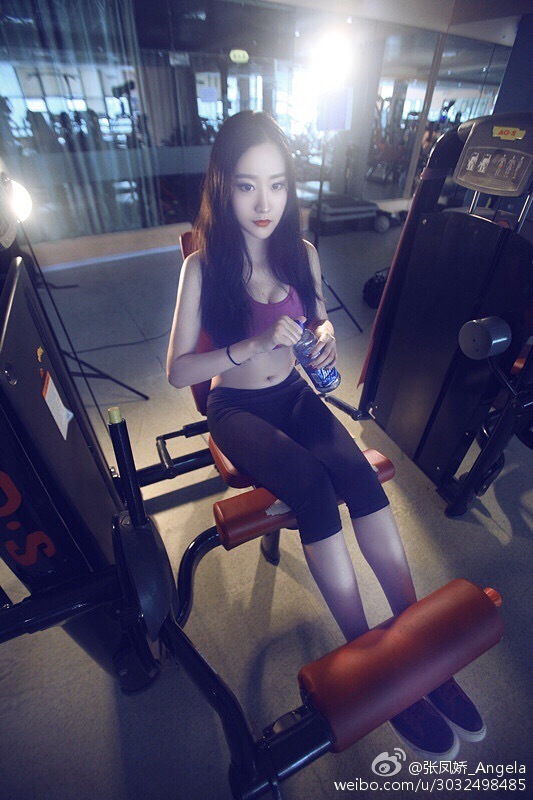 理工校花秀性感健身照 为马甲线大汗淋漓