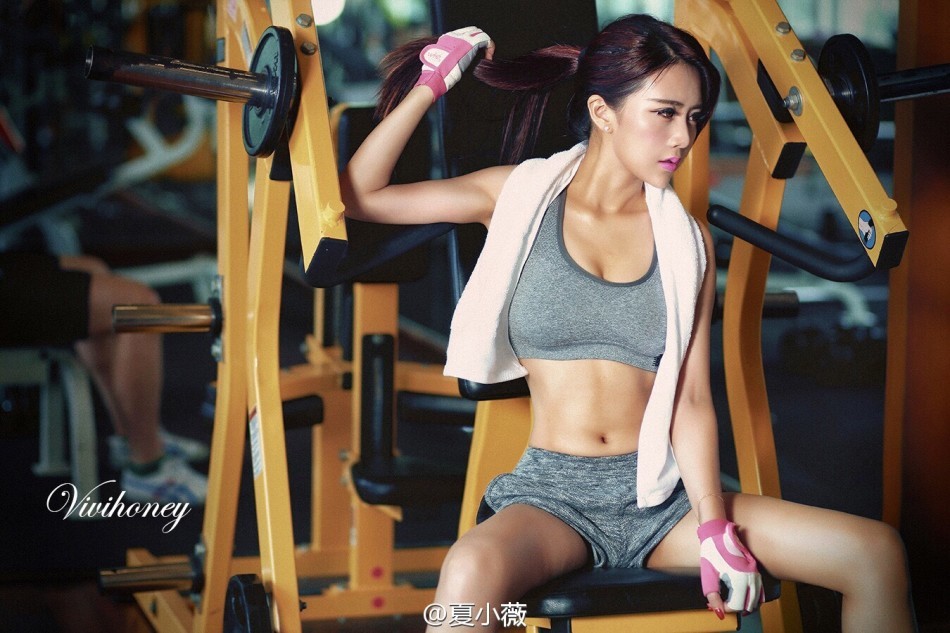 理工校花秀性感健身照 为马甲线大汗淋漓