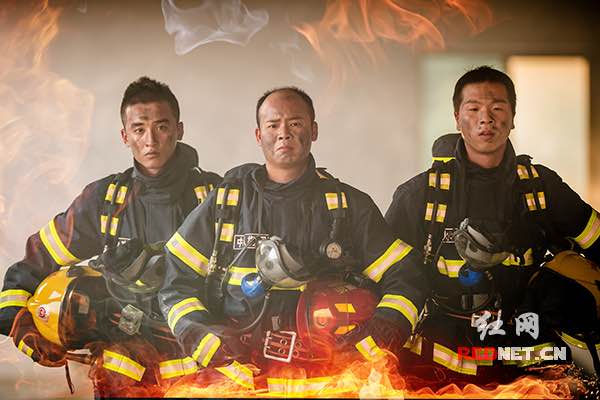 参与拍摄的消防员中，有扎根消防17年的基层红门“老黄牛”。）