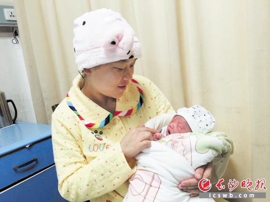 昨日上午，看着宝宝健康地躺在自己的怀里，胡昕非常感谢给予帮助的出租车师傅和医护人员。长沙晚报通讯员 李俞辰 摄