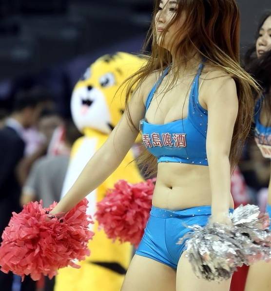 啦啦宝贝身材臃肿 赘肉抢镜