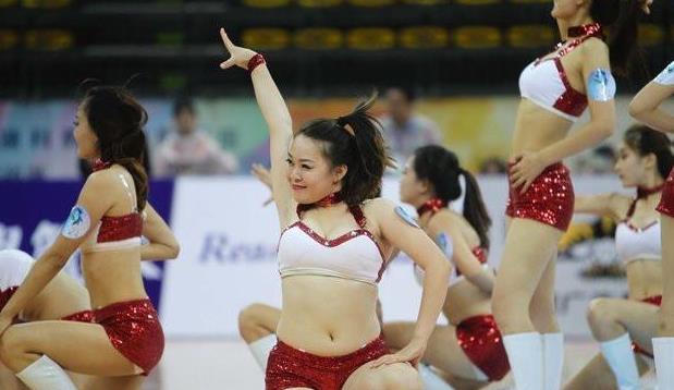 啦啦宝贝身材臃肿 赘肉抢镜