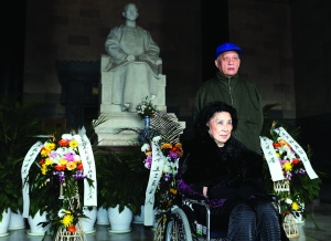 张灵甫夫人和张自忠之孙到中山陵拜谒现代快报记者 顾炜 摄