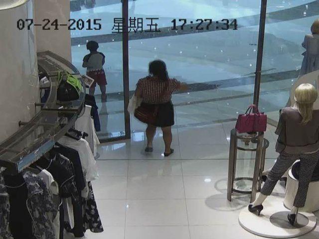 内江“奇葩”大妈带孙子商场偷衣服 获缓刑6个月(图)