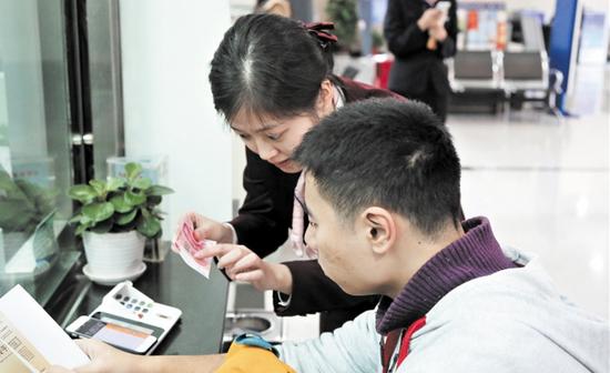 2015版100元土豪金正式面世星城,老币会升值