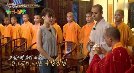 图为具荷拉向方丈奉茶。