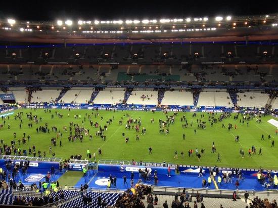 巴黎体育场观众被疏散。来源：网络