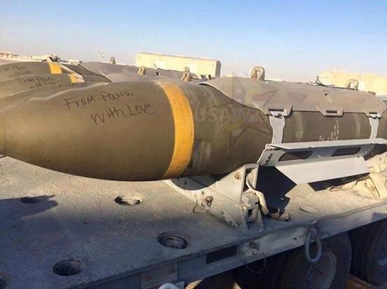 成排的JDAM炸弹上被用记号笔写下“带着爱从巴黎来”