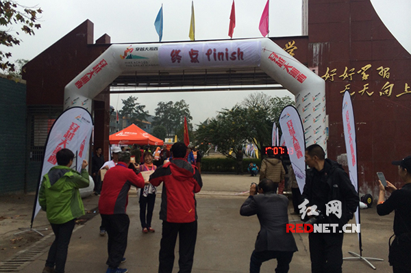 在终点前合影留念。