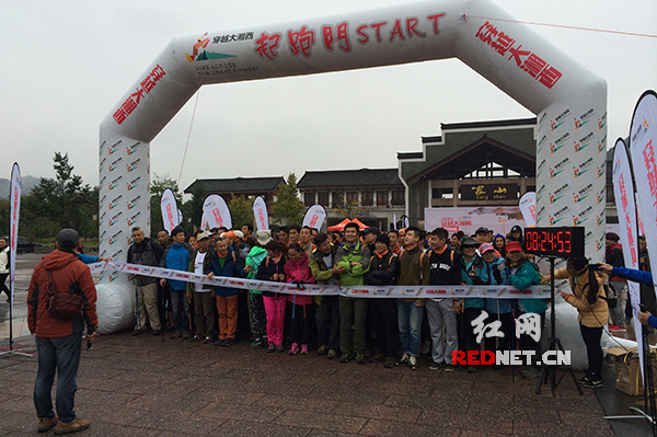 即将从起点出发的选手们。