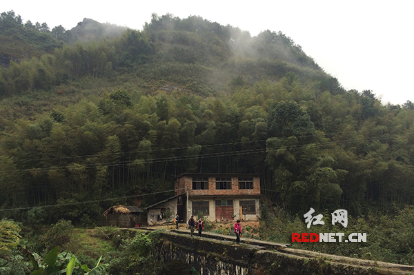 选手们穿行在崀山的秀美山色中。