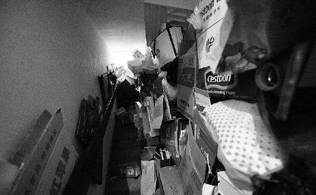 楼梯间被杂物堵得无法通行