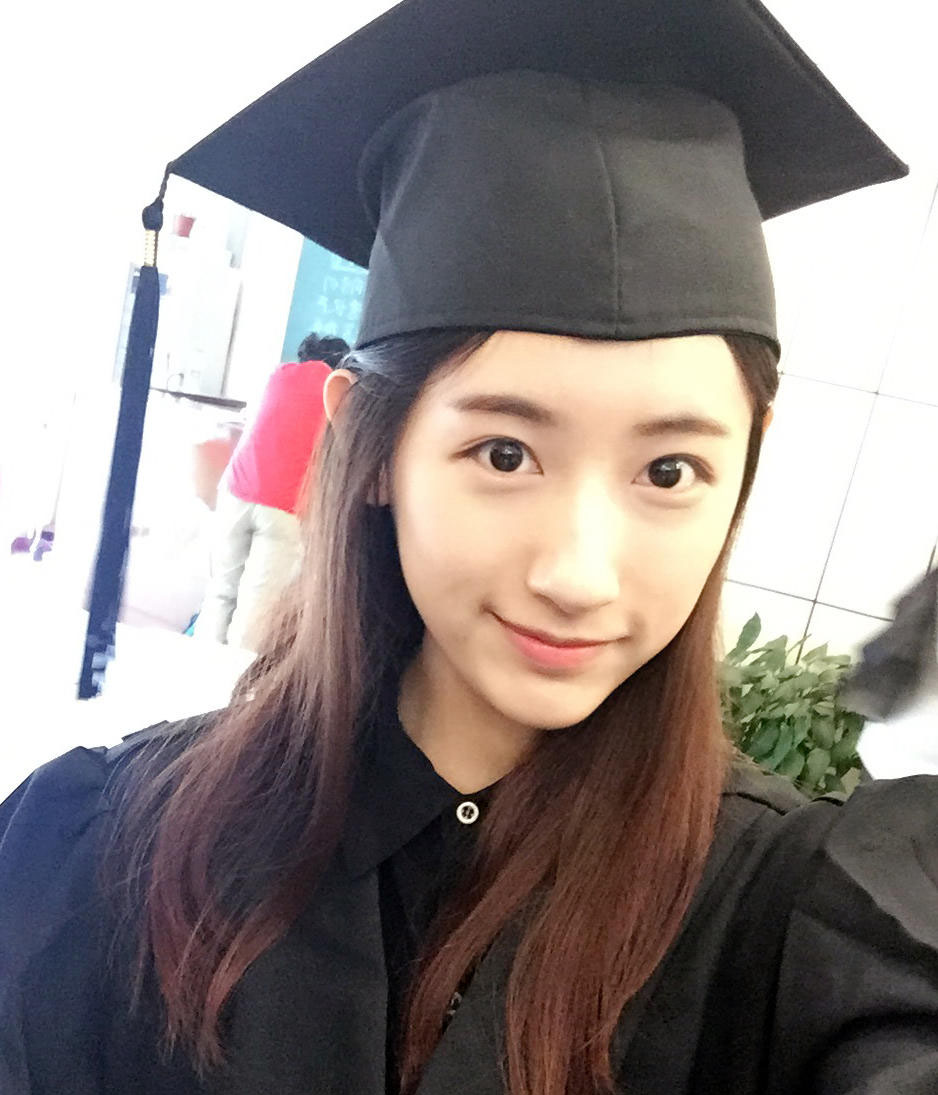 复旦双胞胎校花着学位服自拍 颜值爆表