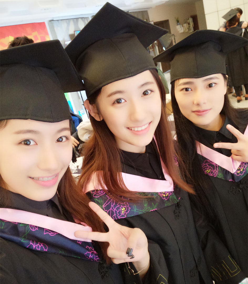 复旦双胞胎校花着学位服自拍 颜值爆表