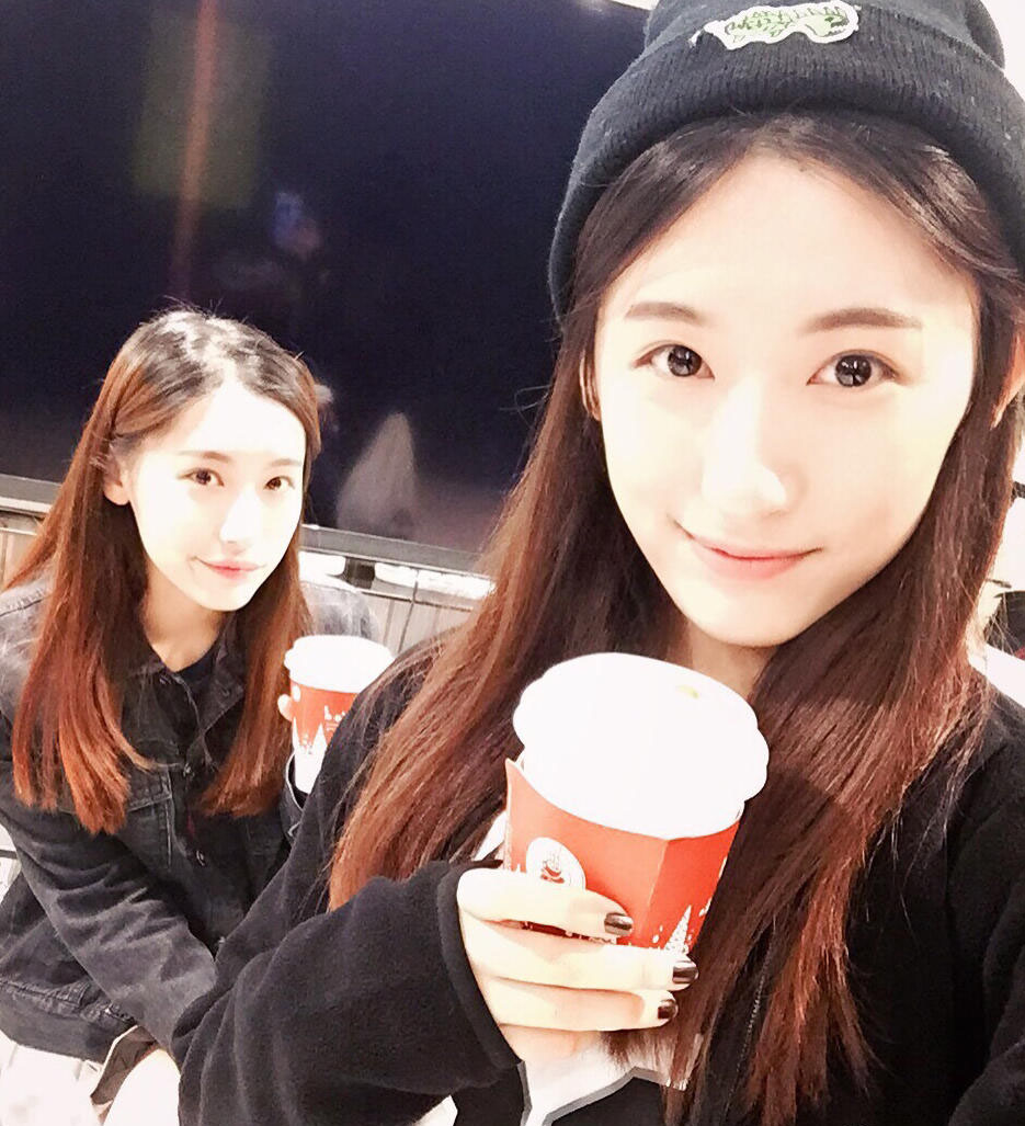 复旦双胞胎校花着学位服自拍 颜值爆表