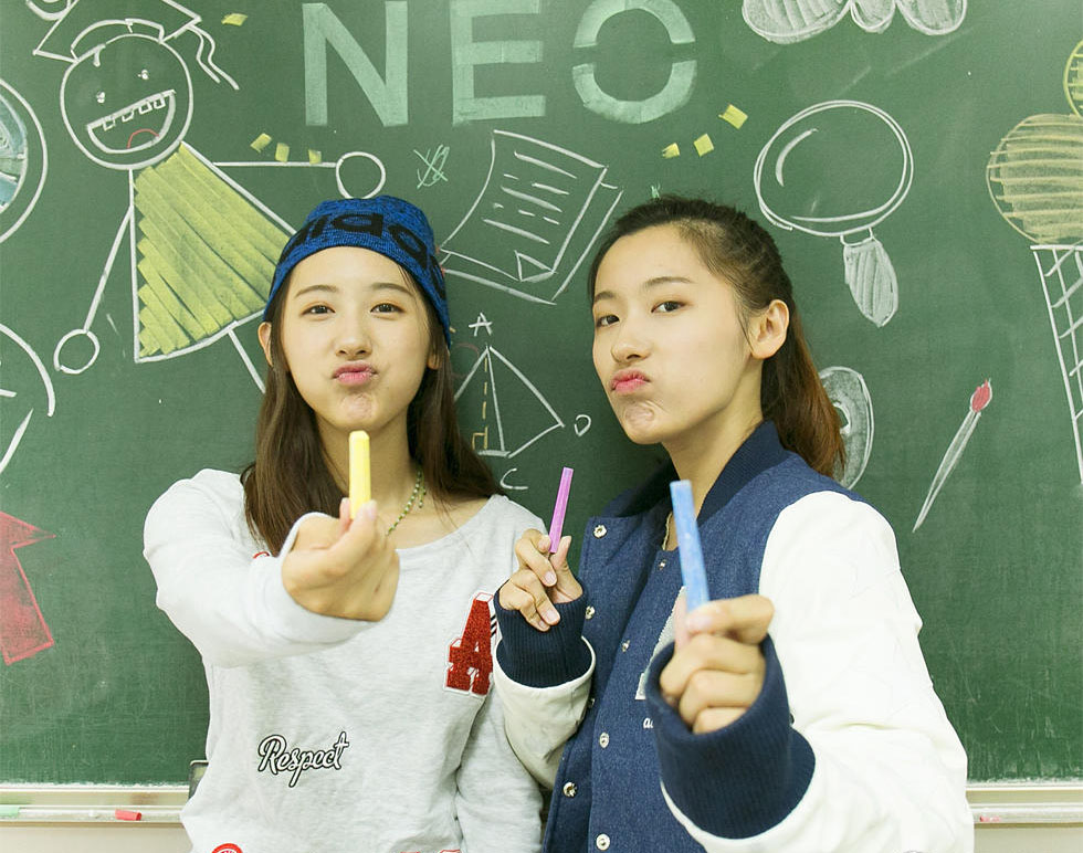 复旦双胞胎校花着学位服自拍 颜值爆表