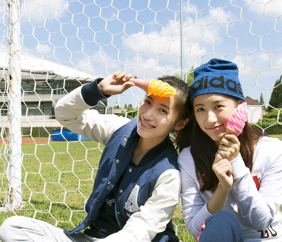 复旦双胞胎校花着学位服自拍 颜值爆表