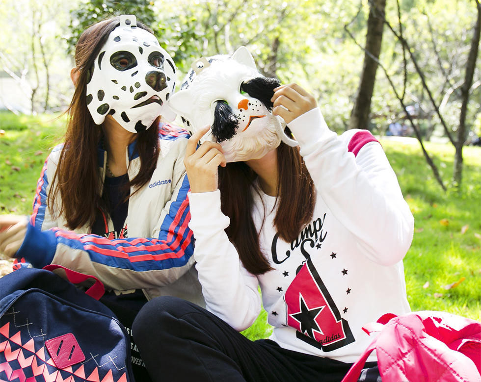 复旦双胞胎校花着学位服自拍 颜值爆表