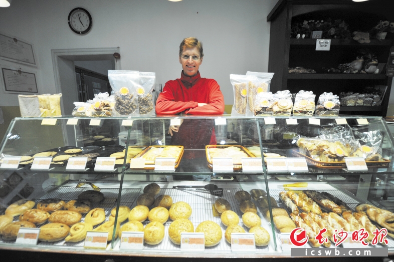 吴正荣将面包小店营造成湘春巷里的一道甜蜜风景，而左邻右舍传递的浓浓人情味，更让他爱上长沙这个“第二故乡”。长沙晚报记者 余劭劼 摄