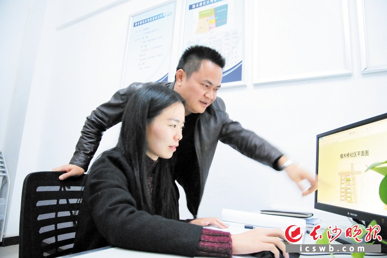 大学生村官周慧(前)被分配到今年8月新成立的　梨街道檀木桥社区做副书记,承担起为产业工人服务的担子。 长沙晚报通讯员 陈婷 摄