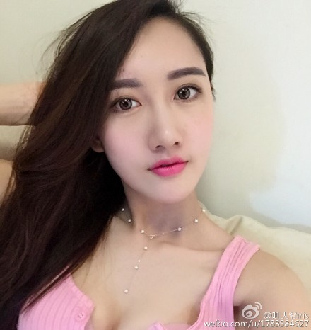 窥探美女车模隐私生活照：大眼豪乳蛇精脸成标配