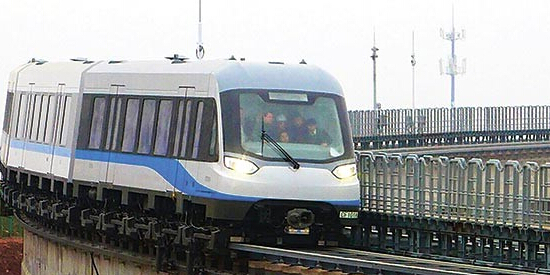 国首条中低速磁浮列车试车 每列车最大载客量363人