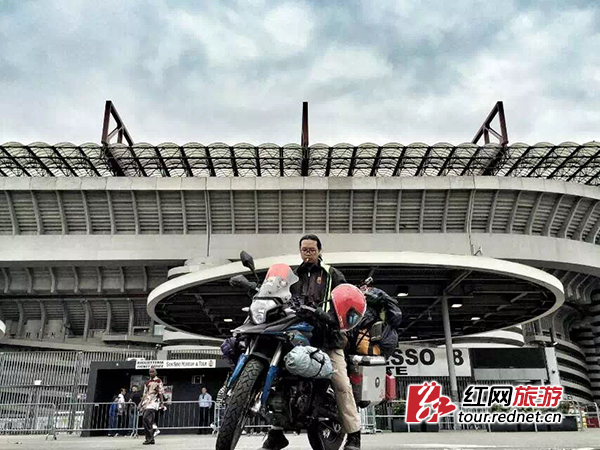 席振中在米兰的圣西罗球场前。