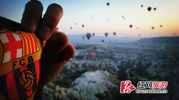 在卡帕多西亚享受热气球之旅。