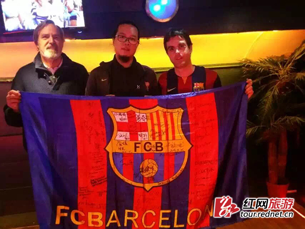 席振中与美国旧金山巴萨官方球迷协会主席（左）及伦敦巴萨官方球迷协会主席（右）合影。