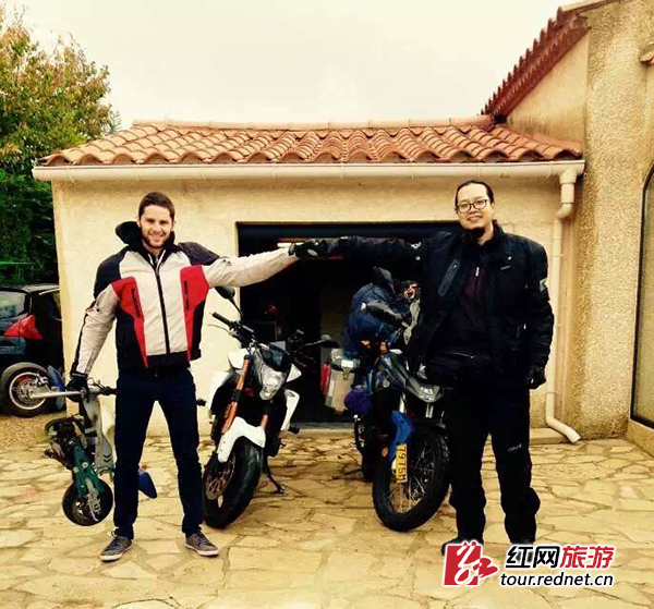 在法国遇到的骑友，这位骑友曾从上海骑回法国，他留宿了席振中，并为他的摩托做保养。