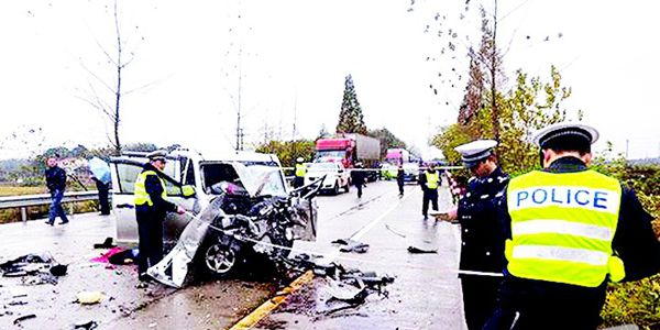 岳阳发生一起车祸 事故致两死三伤