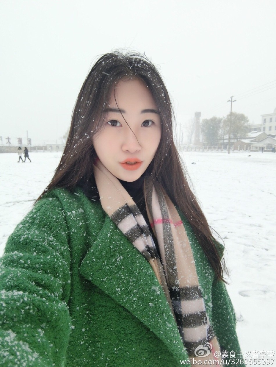 北京民族大学的校花@素食主义者李莹在微博晒出一组性感海边写真