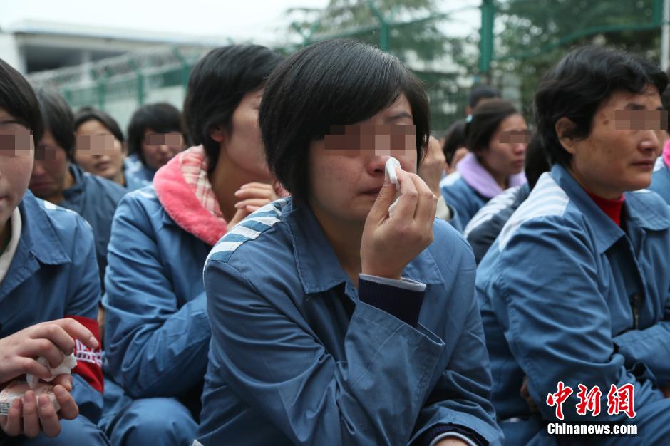 成都新闻年级小学内的别样彝族年-华声高墙对联四女子监狱图片