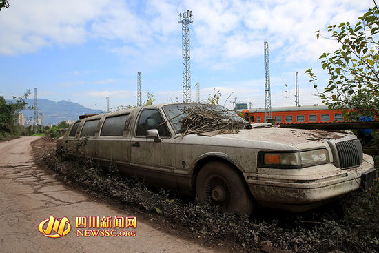 停在村道上两年时间的林肯加长版礼宾车（11月25日