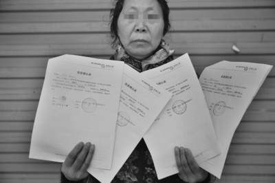 一名受害人展示亿登峰出具的收款确认函(李冠玉 摄)