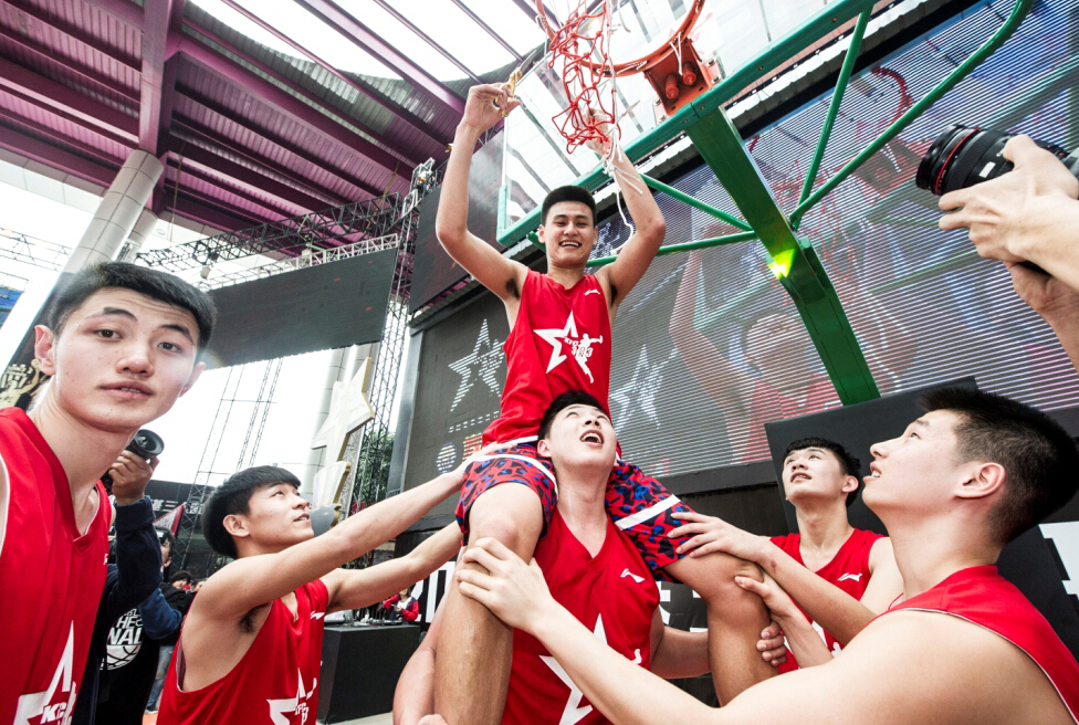 2015肯德基三人篮球赛收官 校园篮球小子踏上