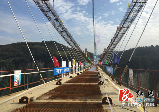 张家界大峡谷玻璃桥成功合龙 明年“五一”前对外开放（图）