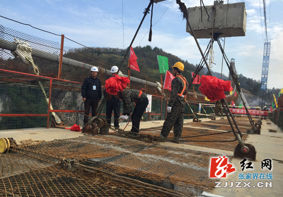 张家界大峡谷玻璃桥成功合龙 明年“五一”前对外开放（图）