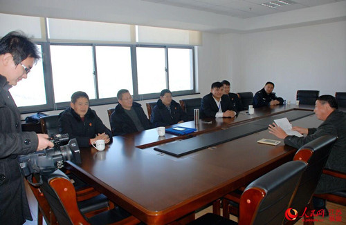 12月4日上午，连云港全市法院集中执行联合行动组到灌云县国土局就该案追缴剩余1200万元款项及60万罚款。杜万春摄。