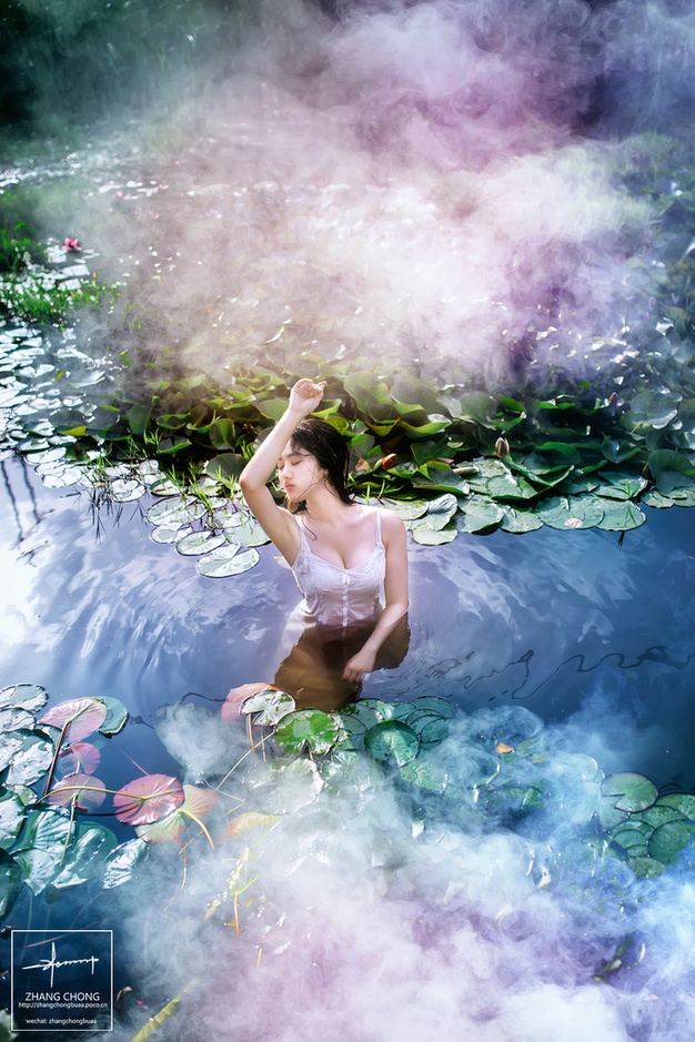 校花晒芙蓉出水写真 傲人身材美到窒息