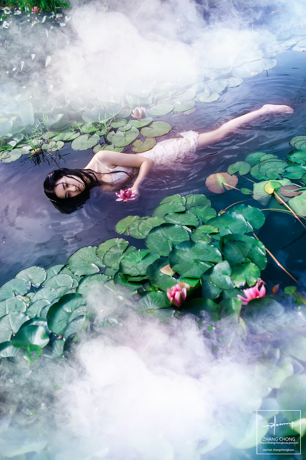 校花晒芙蓉出水写真 傲人身材美到窒息