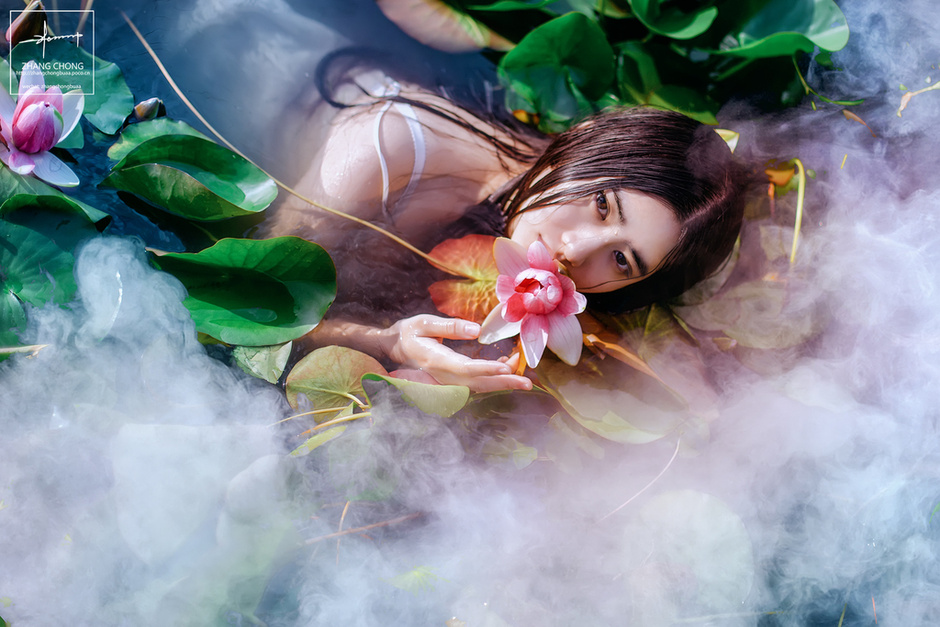 校花晒芙蓉出水写真 傲人身材美到窒息