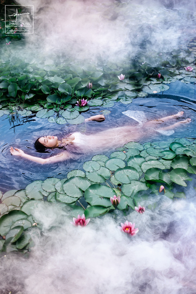 校花晒芙蓉出水写真 傲人身材美到窒息